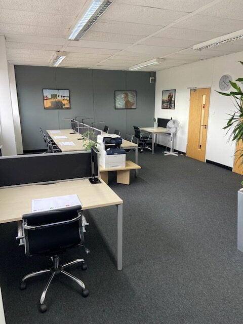 10 Person Office To Let (121/122)